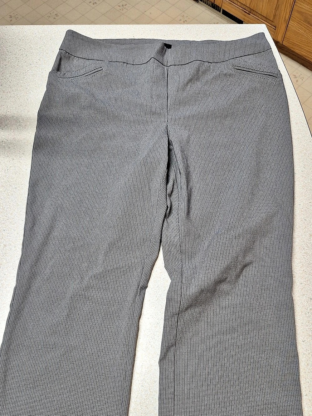 Women's Houndstooth Trousers in Gray Like New